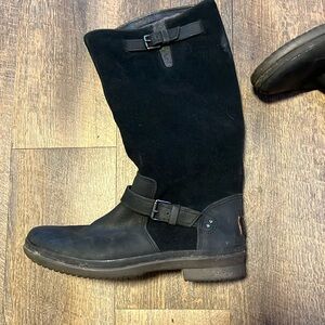 Ugg mid rise boots. Black. Both shoes included. Zipper on inner ankle.